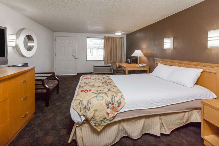 1 King Bed (8 of 14)
