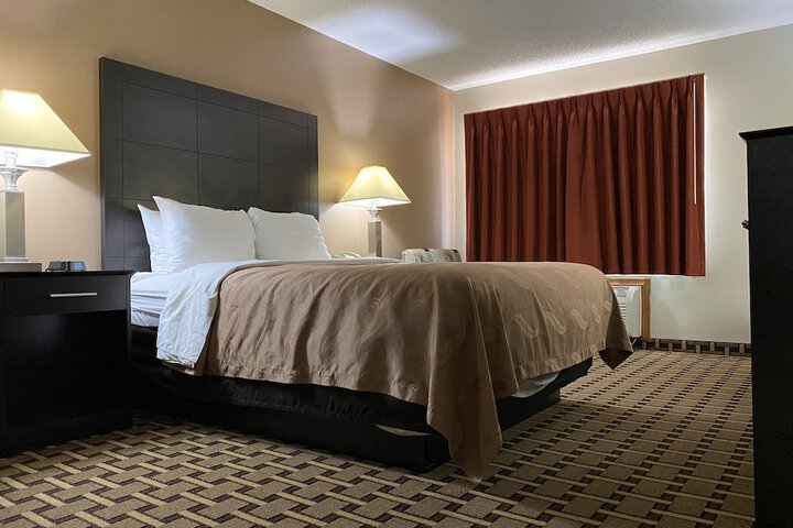 1 Queen Bed (2 of 11)