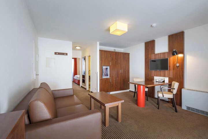Room 13 of 36