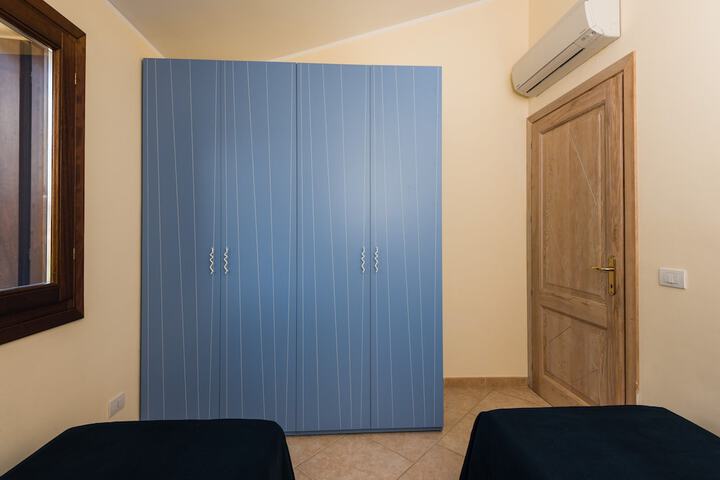 Room 16 of 104