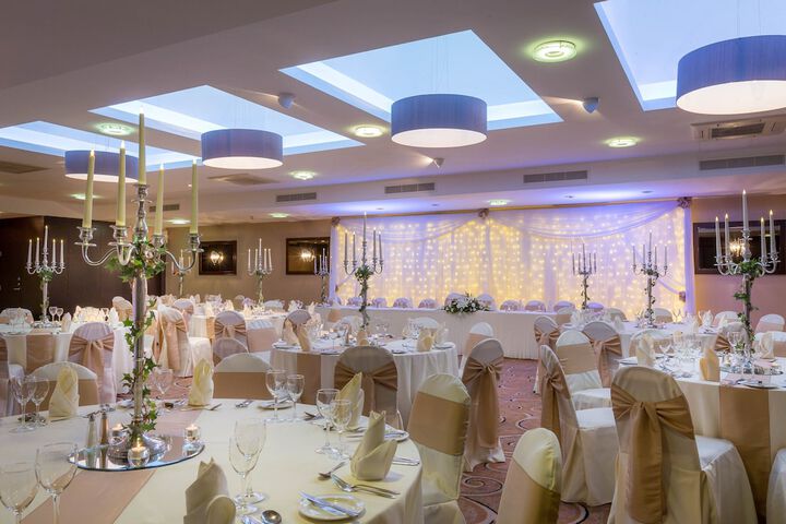 Ballroom/Hall 33 of 38