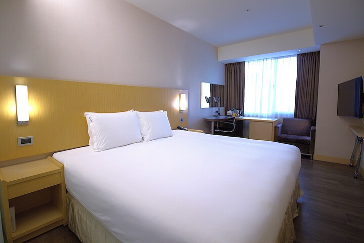 Room 6 of 42