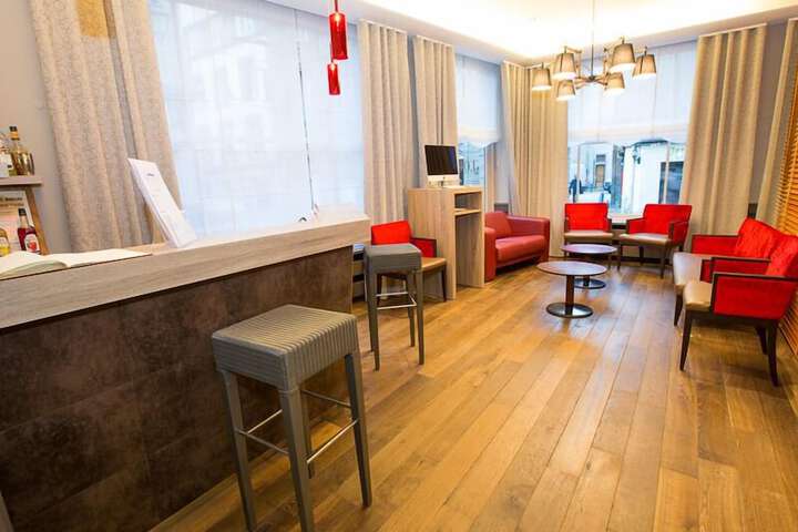 Lounge 44 of 65