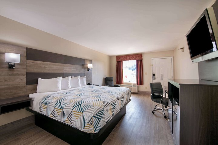 Deluxe Room 1 King Bed Refrigerator, Microwave (10 of 14)