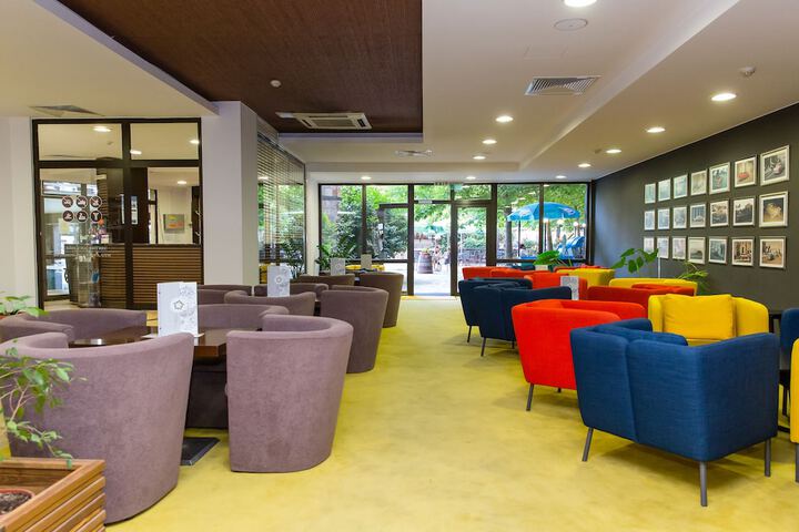 Lounge 104 of 132