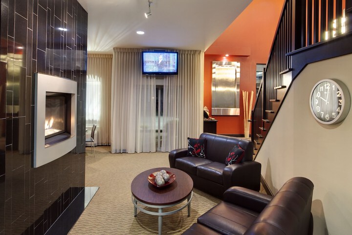 Lobby lounge