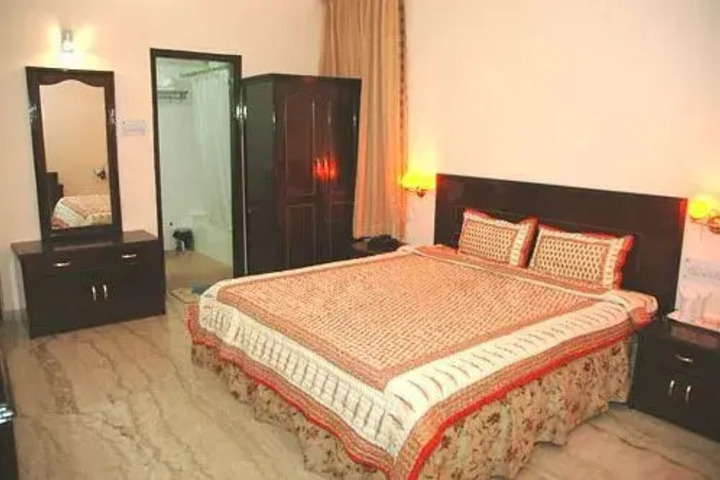 Room 4 of 12