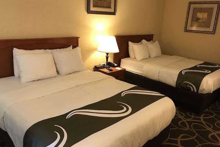 2 Queen Beds (10 of 15)