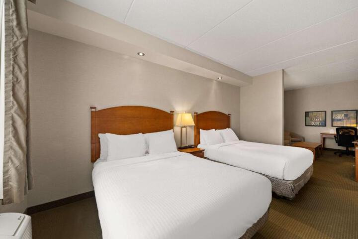 Suite 2 Queen Beds Kitchenette Sitting Area Sofa Bed Full Breakfast (36 of 38)