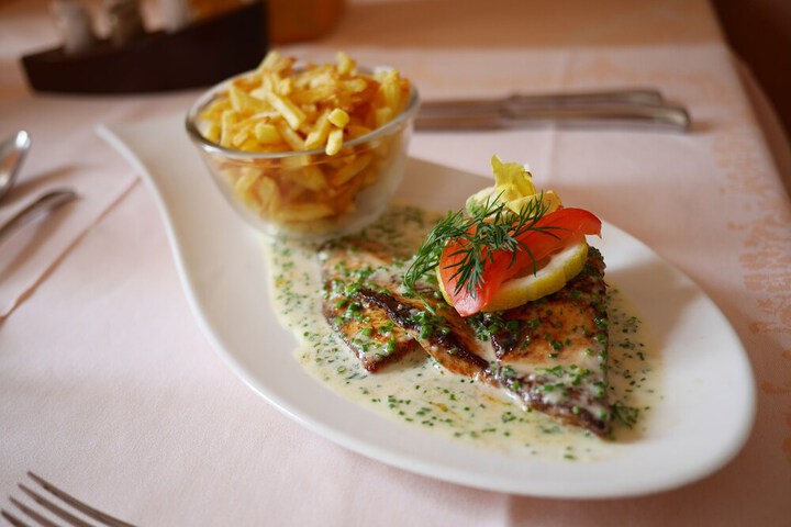 Dining 30 of 61