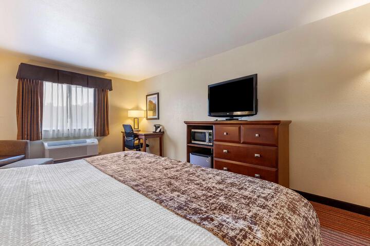 1 King Bed Refrigerator, Microwave Full Breakfast (6 of 18)