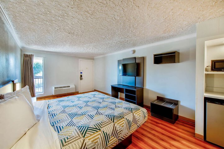 1 King Bed (15 of 18)