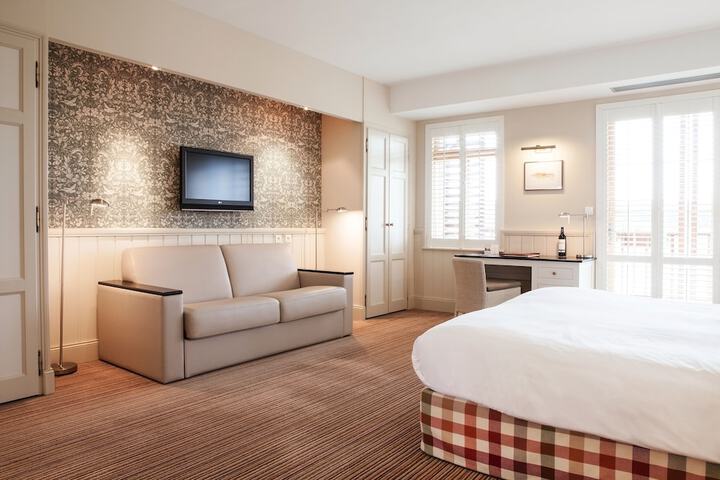 Room 4 of 40