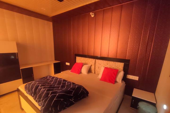 Room 4 of 10