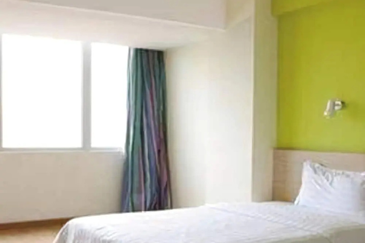Room 9 of 20
