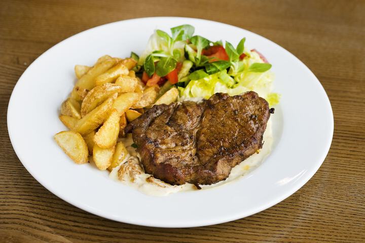 Dining 33 of 49