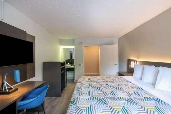 2 Double Beds (3 of 8)