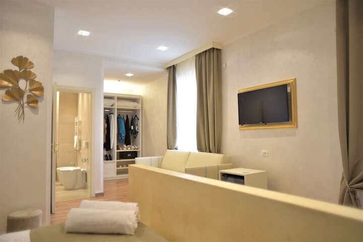 Room 83 of 138