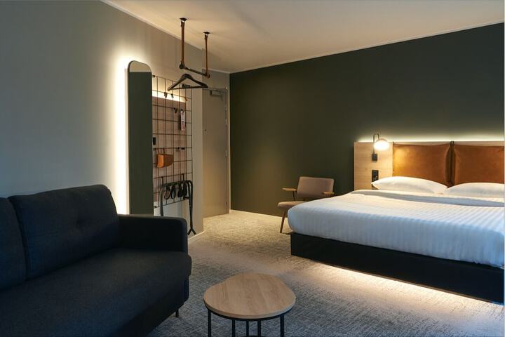 Room 8 of 43
