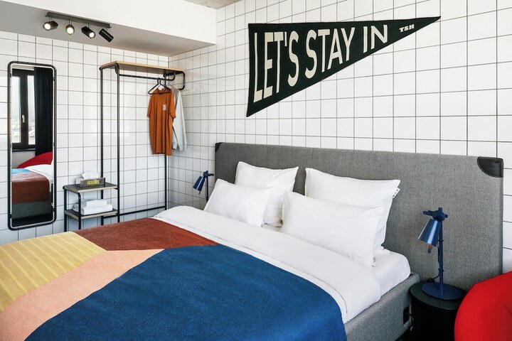 Room 52 of 146