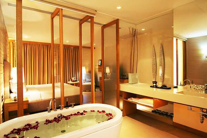 Room 13 of 36