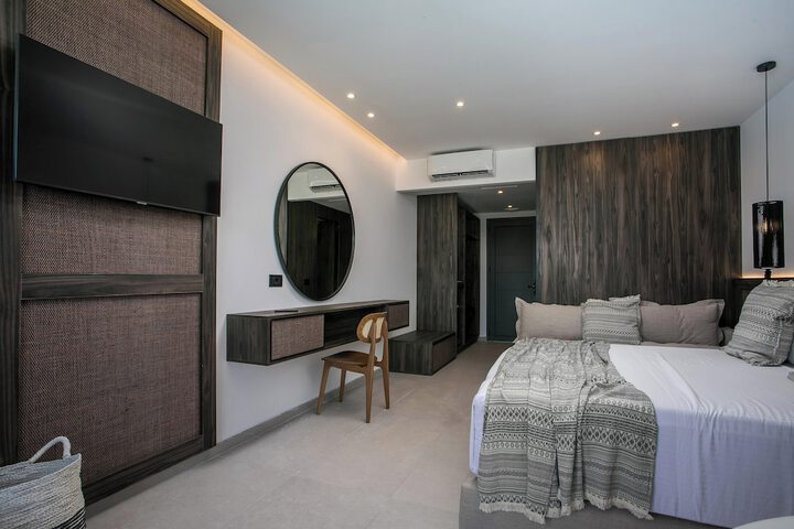 Room 11 of 32