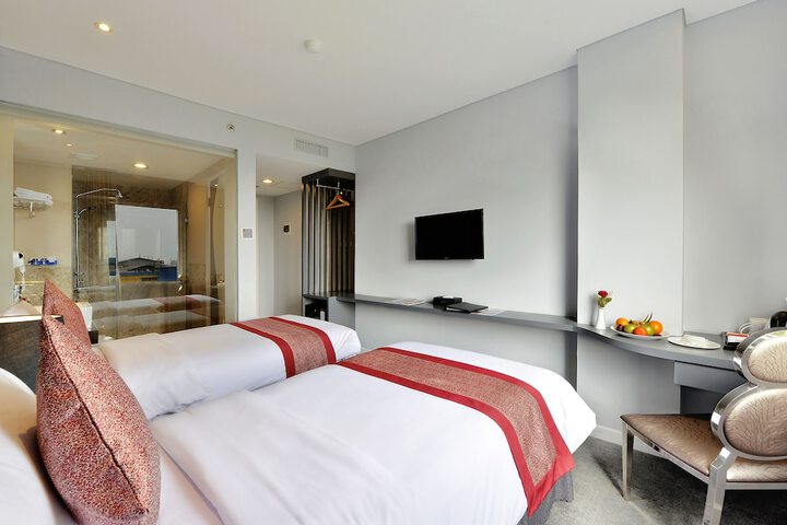 Room 8 of 48