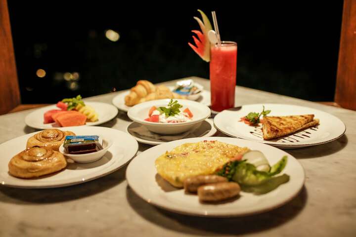Dining 76 of 106