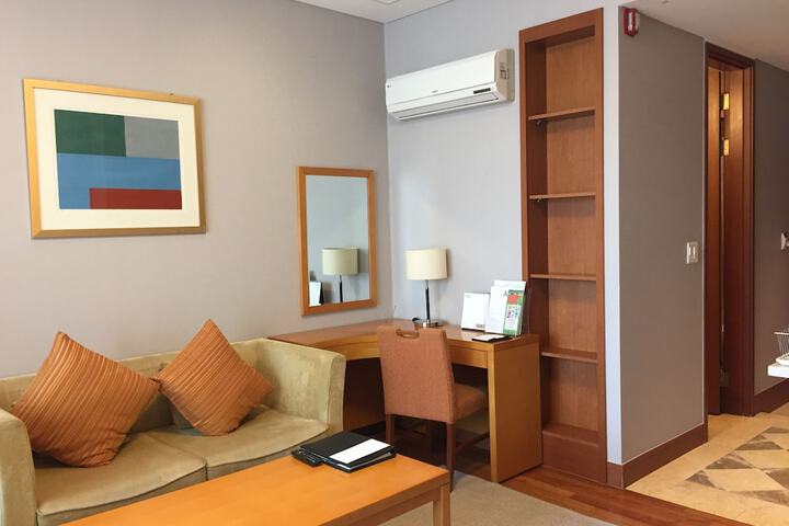 Room 3 of 47