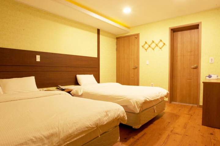 Room 14 of 28