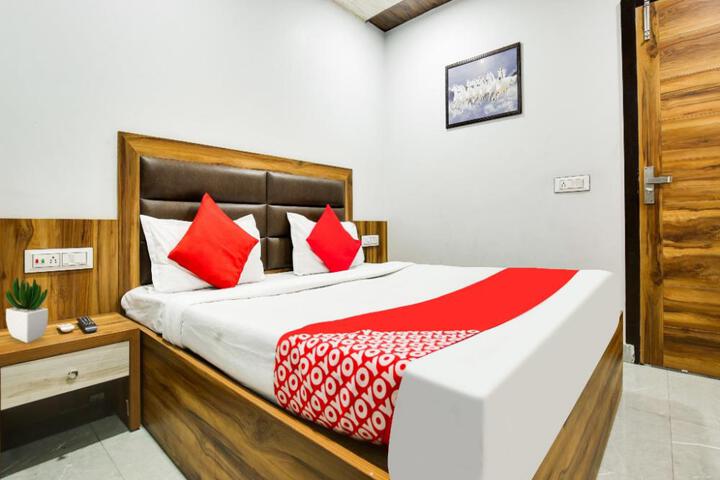 OYO Flagship 807065 Hotel Crown