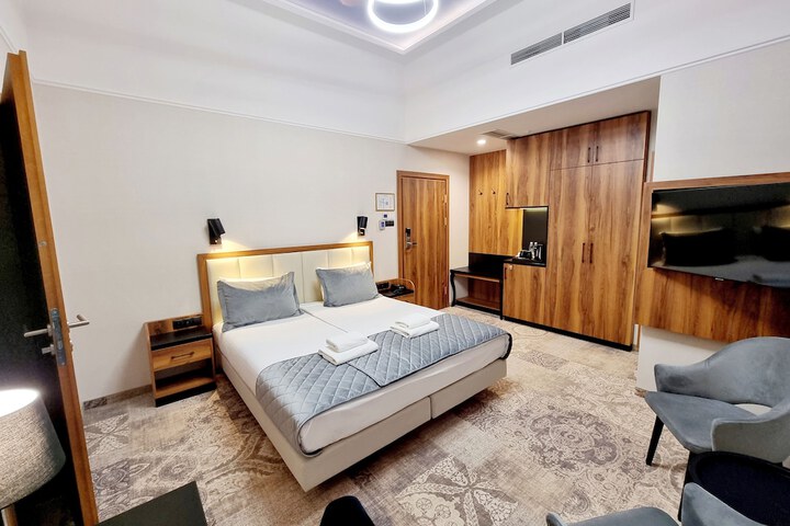 Room 6 of 65