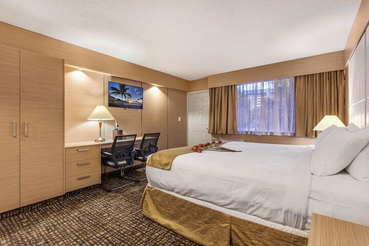 1 Queen Bed (4 of 12)