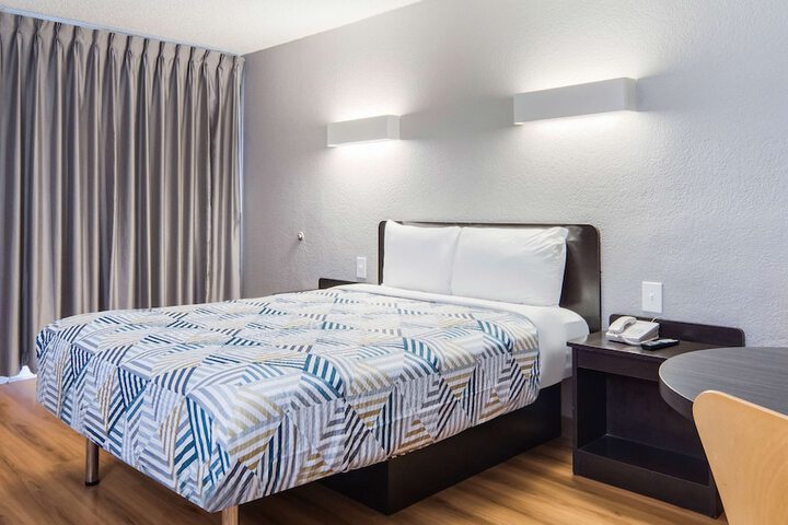 1 King Bed (3 of 13)