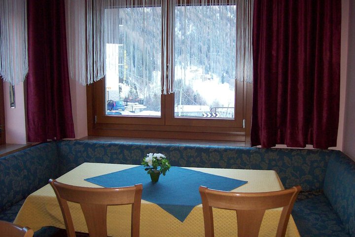 Dining 31 of 48