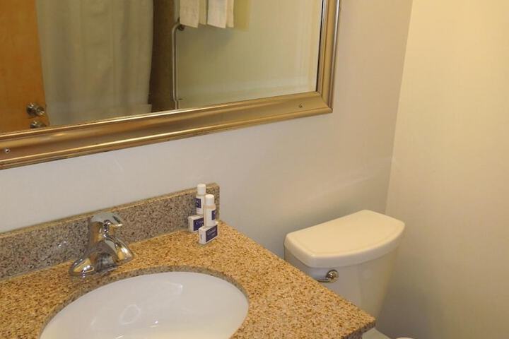 1 Queen Bed (3 of 16)