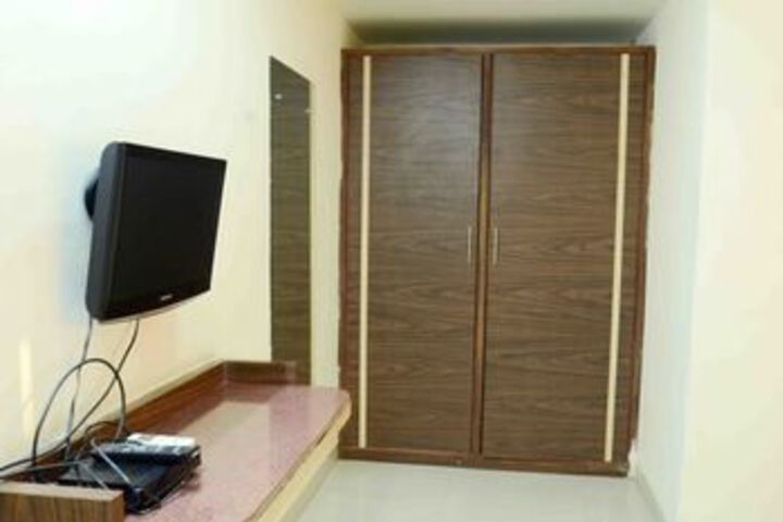 Room 13 of 18