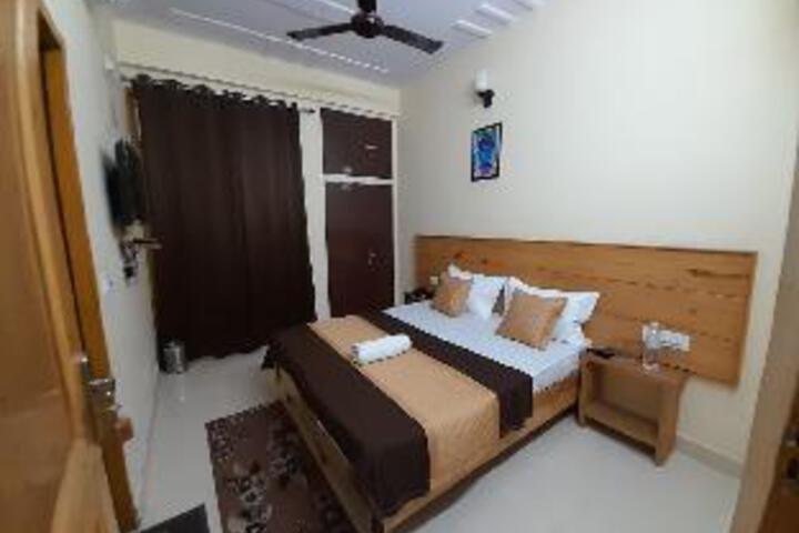 Room 3 of 31
