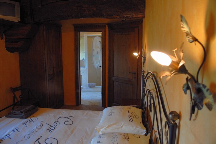 Room 4 of 96