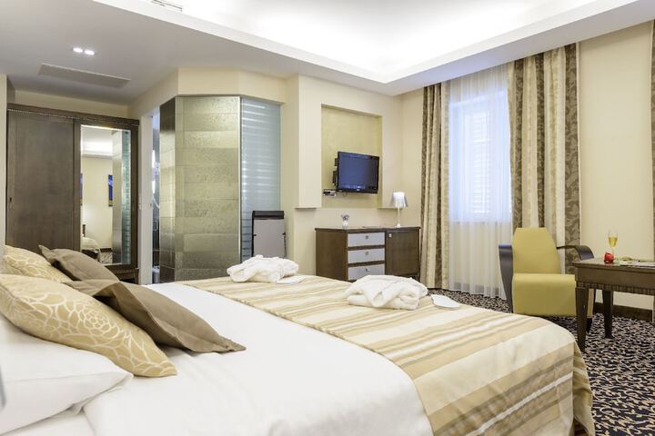 Room 27 of 152