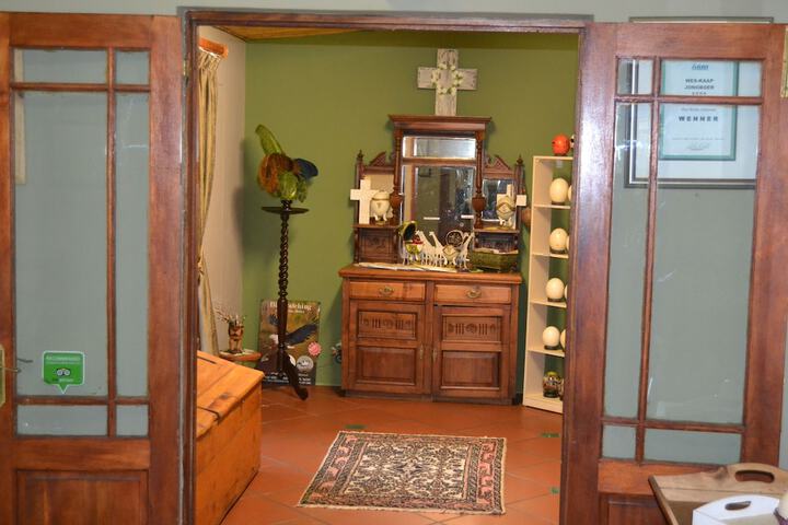 Check-in/check-out kiosk