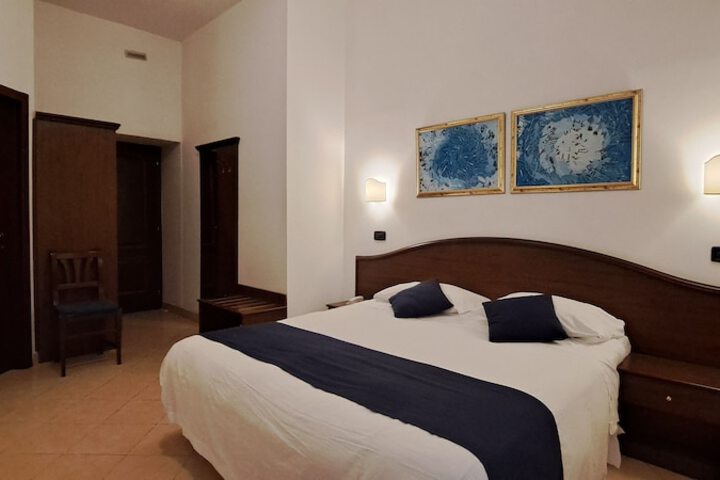 Room 9 of 15