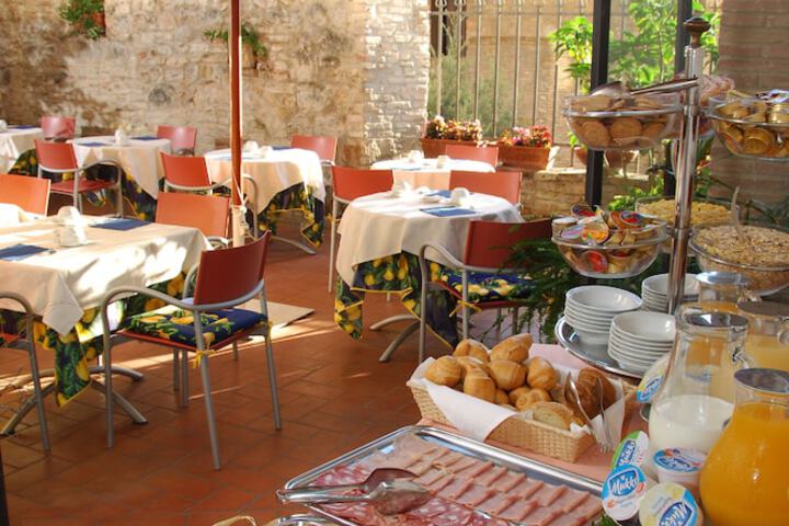 Breakfast area