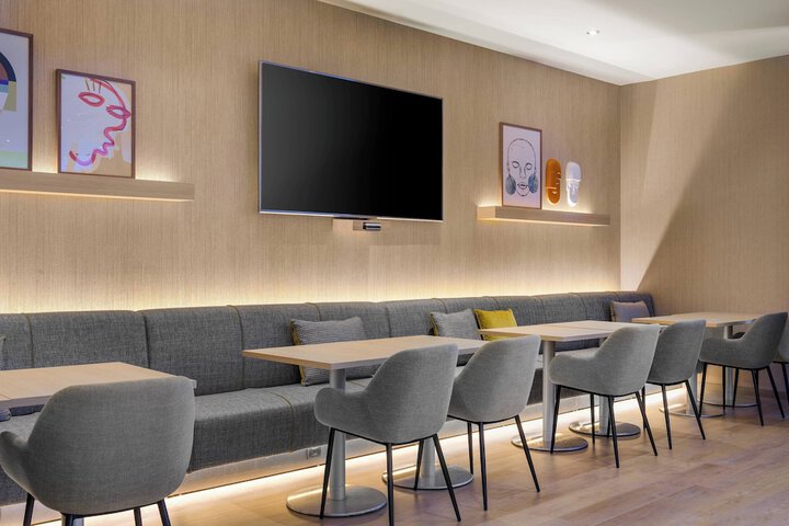 Lounge 26 of 34