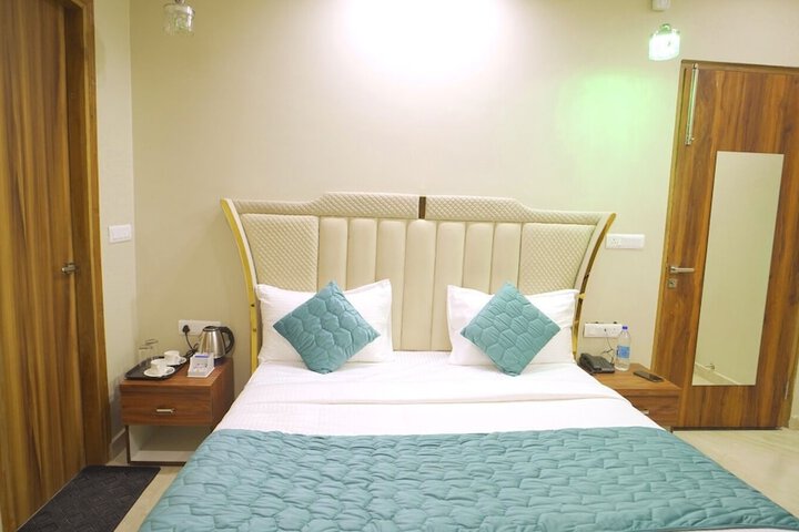Room 14 of 18