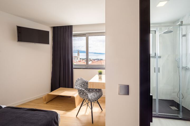 Room 8 of 25