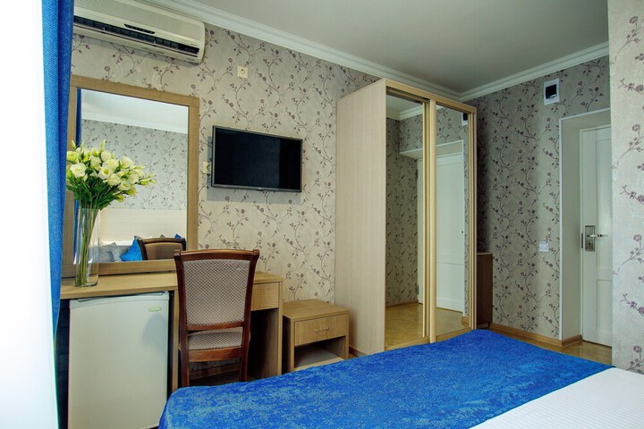 Room 2 of 141
