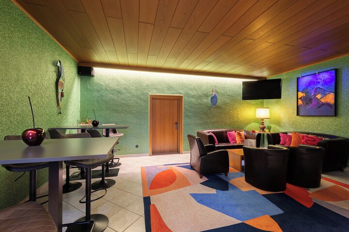 Lounge 29 of 31