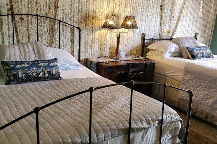 1 Queen Bed (1 of 14)