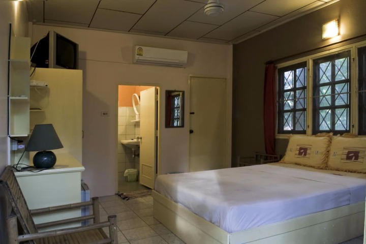 Room 5 of 32